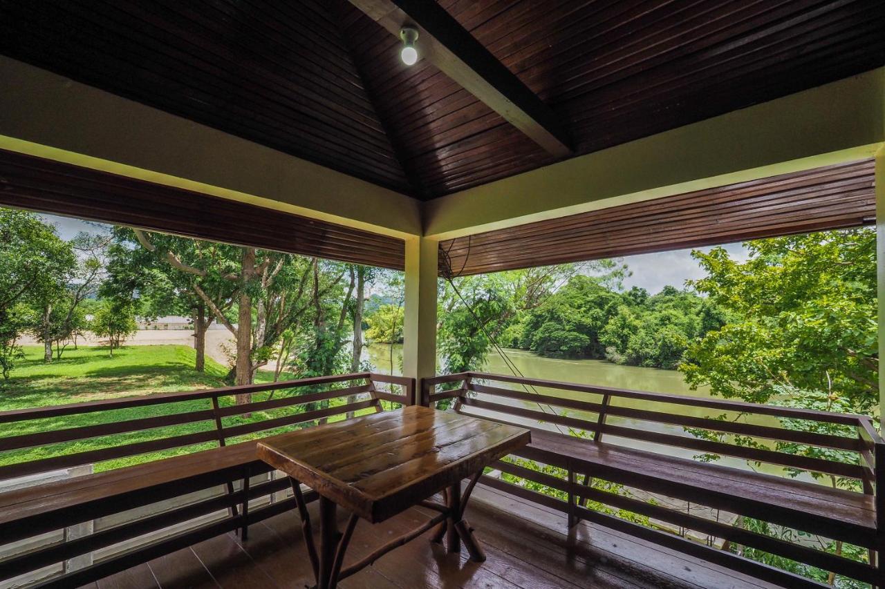Hotel Ratmanee House à Kanchanaburi Extérieur photo