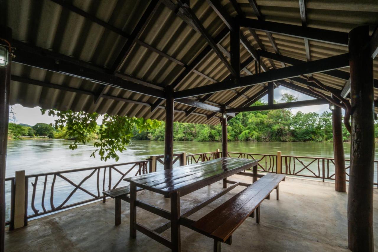 Hotel Ratmanee House à Kanchanaburi Extérieur photo