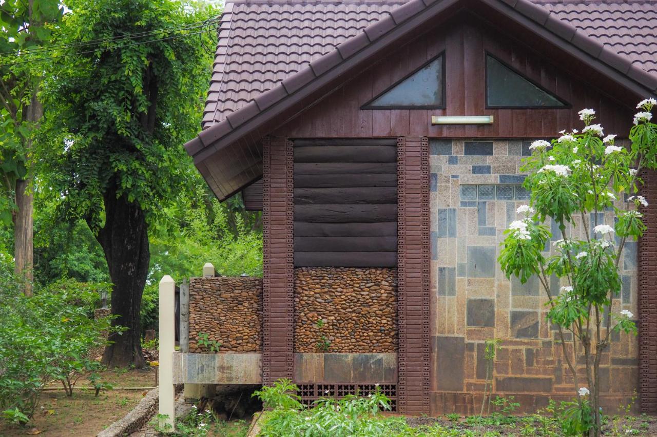 Hotel Ratmanee House à Kanchanaburi Extérieur photo