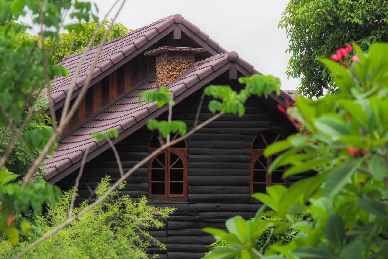 Hotel Ratmanee House à Kanchanaburi Extérieur photo