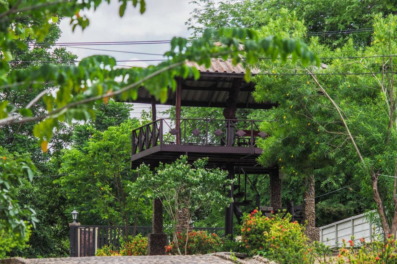 Hotel Ratmanee House à Kanchanaburi Extérieur photo