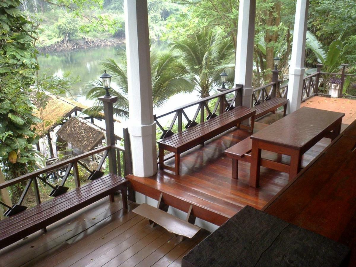 Hotel Ratmanee House à Kanchanaburi Extérieur photo