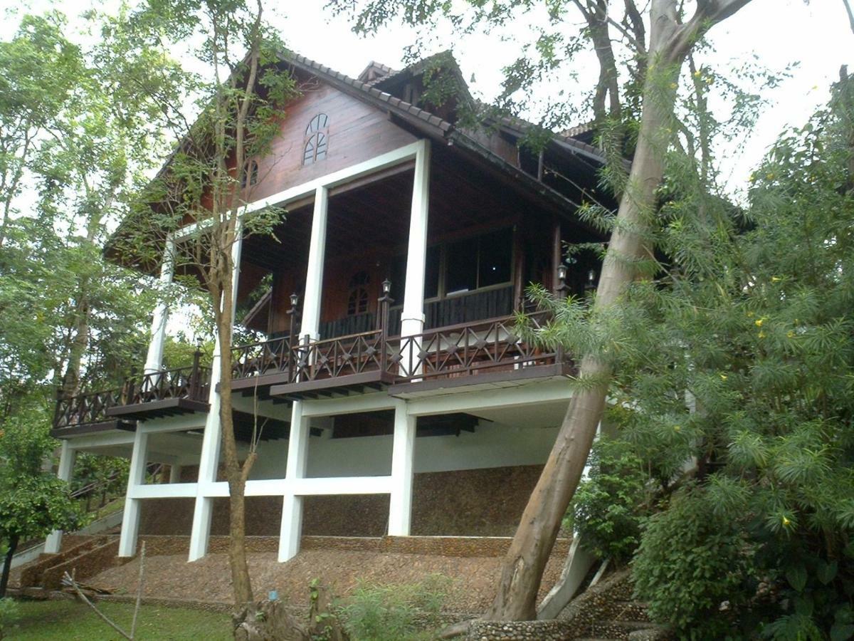 Hotel Ratmanee House à Kanchanaburi Extérieur photo