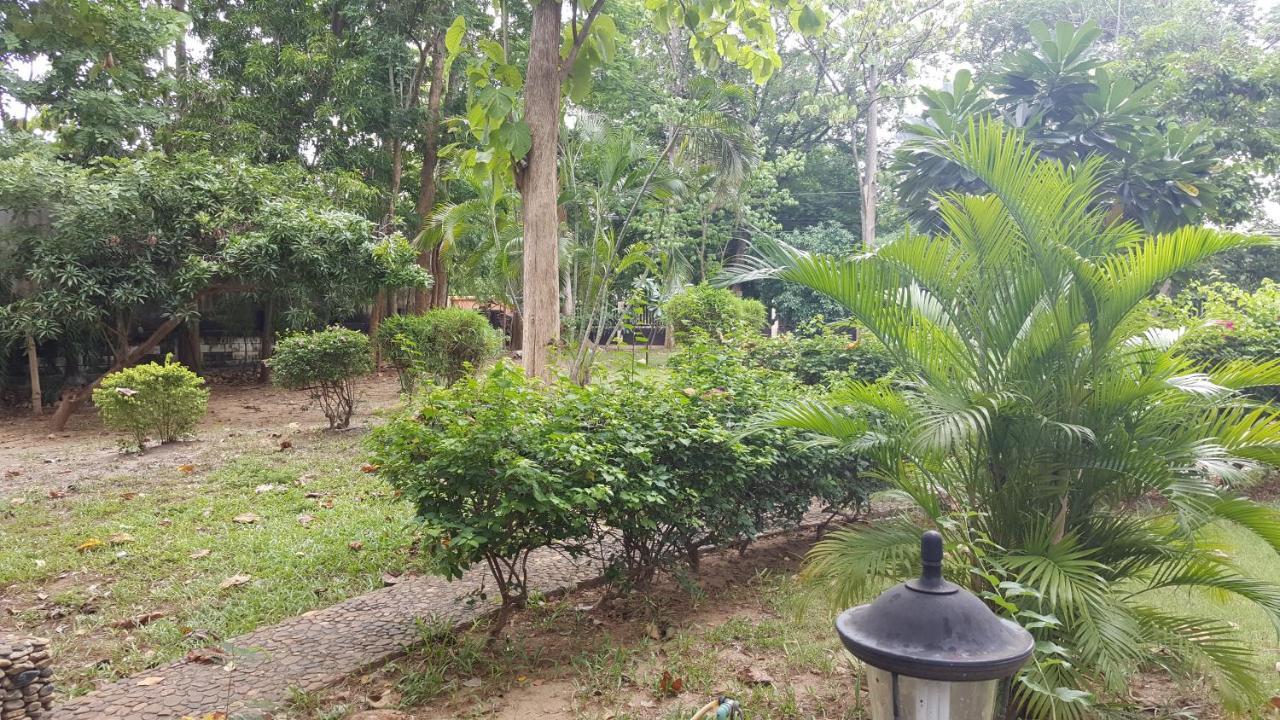 Hotel Ratmanee House à Kanchanaburi Extérieur photo